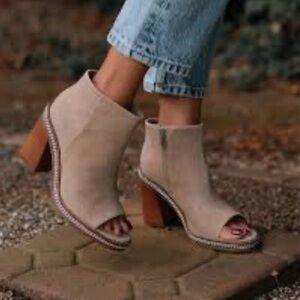 Vince Camuto Bitnny Booties 7M | Tan Suede Peep Toe Block Heel Ankle Boots